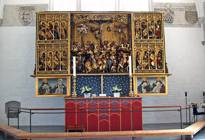 De to alterstager der blev stjålet, står her på alteret i Vor Frue Kirke i Aarhus. Arkivfoto. Nico-dk <a href="https://creativecommons.org/licenses/by-sa/2.5/deed.en">(CC BY-SA 2.5)</a>