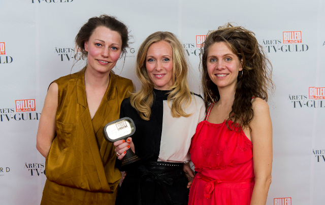 Kathrine Ravn Kruse modtog prisen for årets TV-dokumentar sammen med producer Mille Haynes og Mathilde Hvid Lippmann.