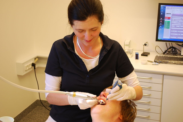 Tandlægeformand,  Freddie Sloth-Lisbjerg, kalder det ulogisk, at  at der er over 80 procent brugerbetaling hos tandlægen, mens der ikke er brugerbetaling for en række andre sundhedsydelser. Arkivfoto: Erik Christensen (CC BY-SA 3.0).