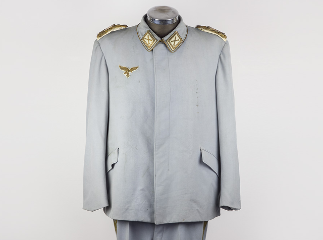 Hvis ellers du har tegnebogen i orden kan du erhverve dig Hermann Görings lyseblå uniform.   Foto: Parade Antiques.