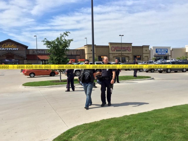 Politiet har afspærret hele indkøbsområdet omkring restauranten Twin Peaks, hvor ni personer blev dræbt under et rockeropgør. Foto: Waco Police Department.