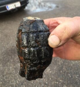 En magnetfisker fiskede denne gamle håndgranat op af Gudenåen. Foto: politiet.