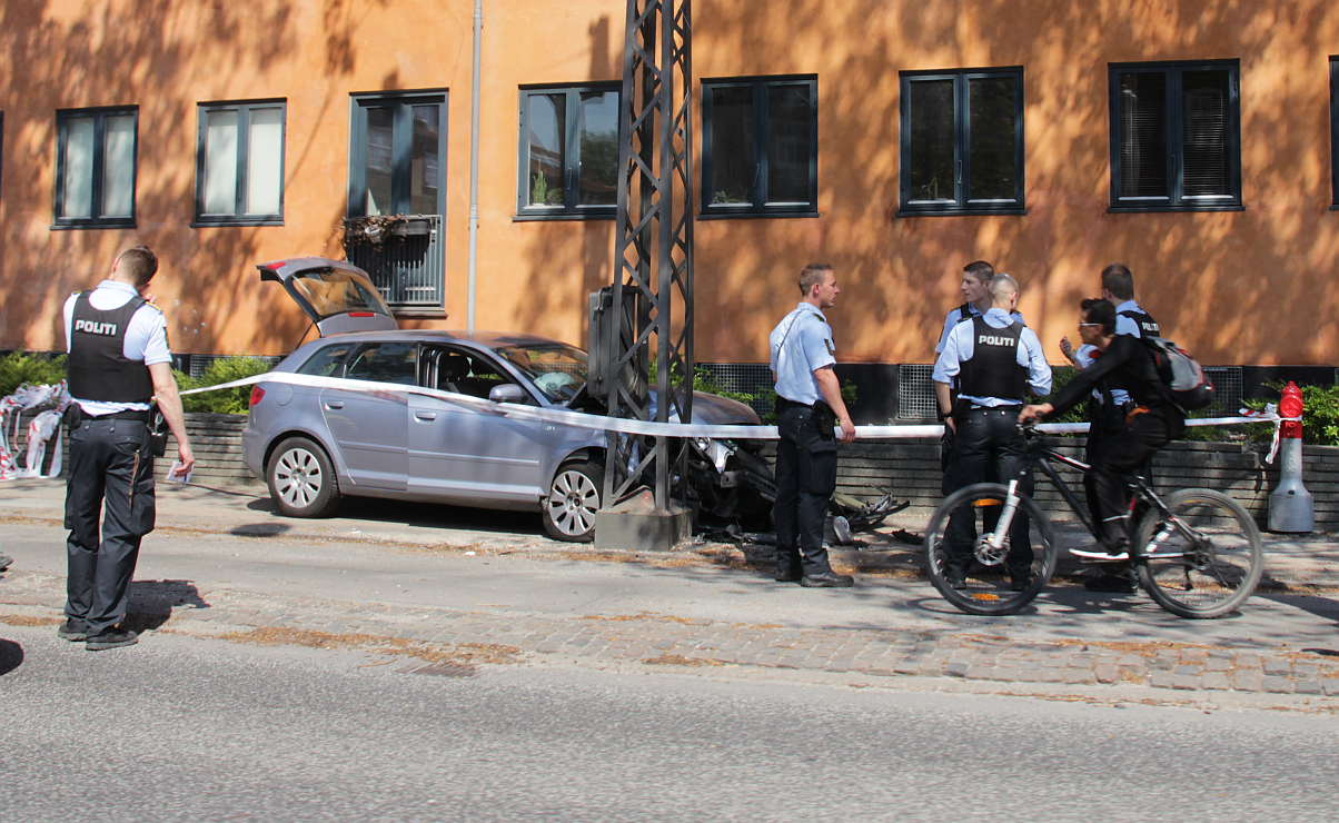 En biljagt endte tirsdag eftermiddag da flugtbilisten påkørte en elmast på Borups Allé i København. Foto: Rolf Larsen.