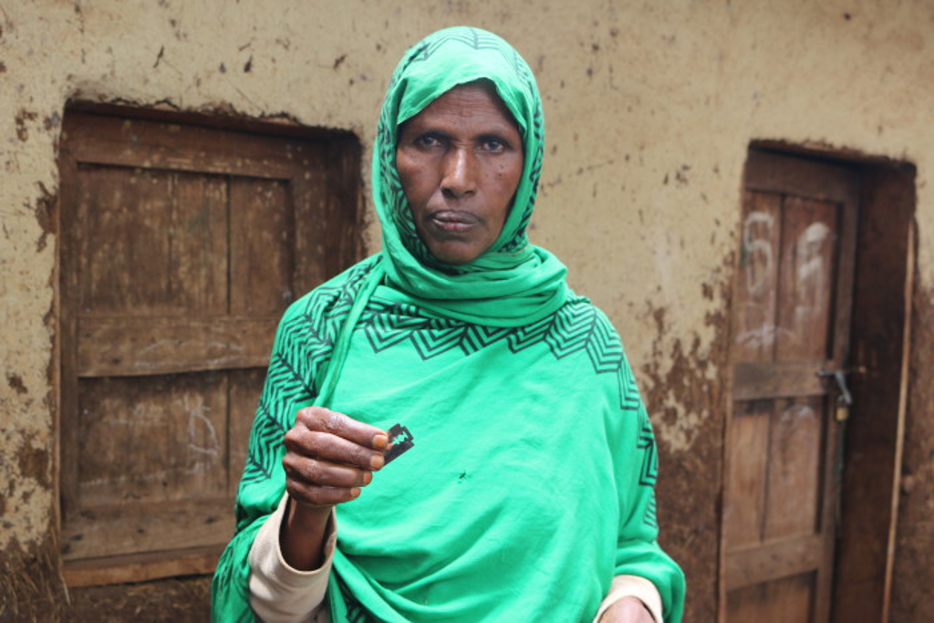 Rukiya Haji Mohammed, 67, har omskåret flere piger. Men i dag kunne hun ikke drømme om at udføre den farlige handling. For tre år siden blev hun en del af Folkekirkens Nødhjælps projekt mod omskæring i Etiopien.  Foto: Folkekirkens Nødhjælp.