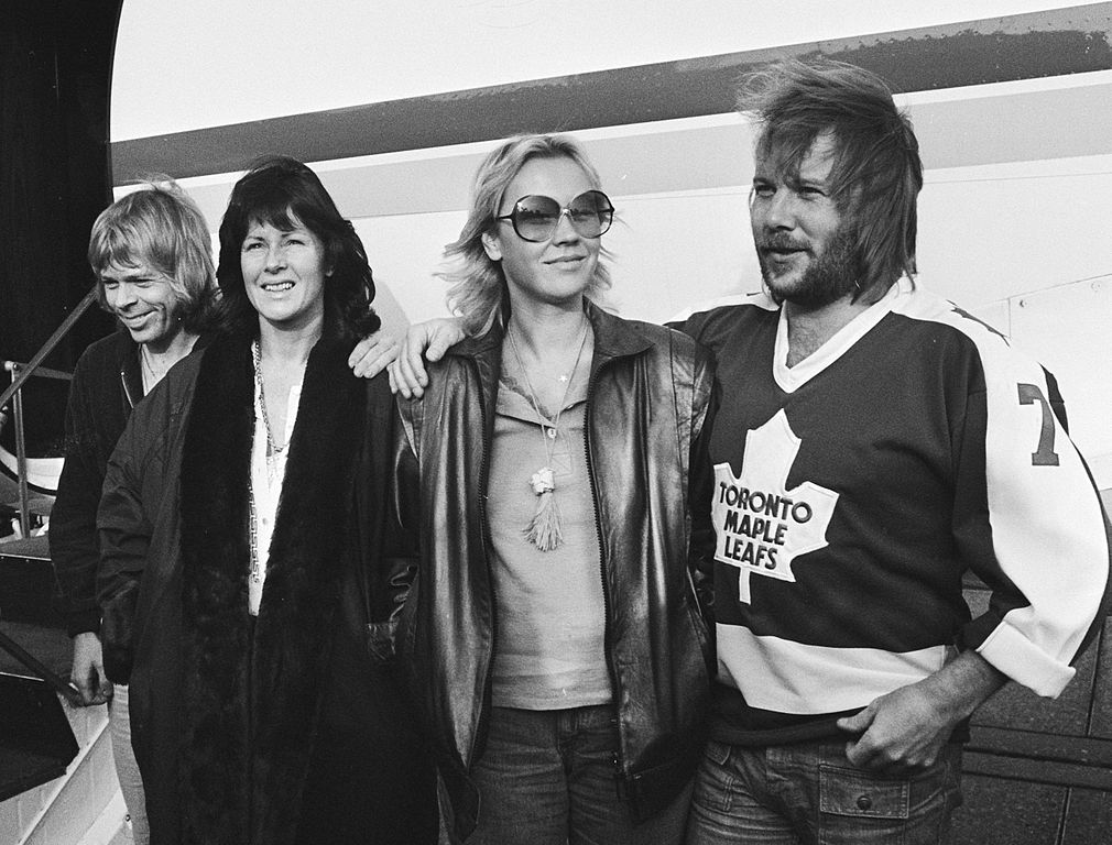 ABBA i deres storhedstid, her ankommet til Rotterdam i 1979.  Foto: Pereira, Fernando / Anefo (CC BY-SA 3.0 NL)