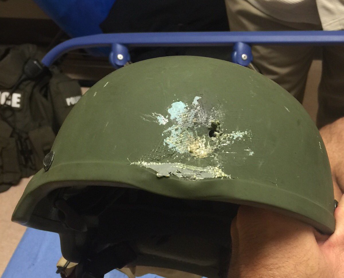 Kevlar hjelmen reddede formentlig betjents liv, da han blev ramt af skud i hovedet. Foto: Orlando Police.