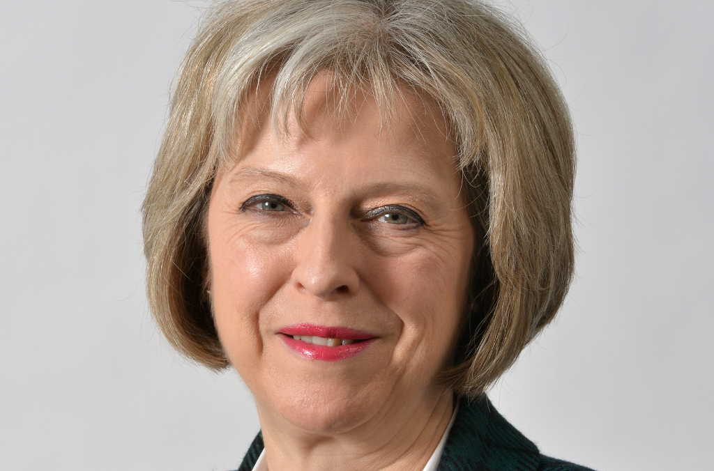 Theresa May overlever mistillidsafstemning
