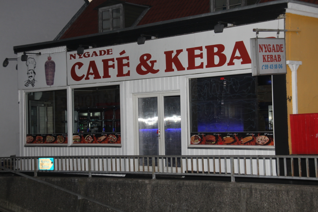 Nygade Kebab i Holbæk fik smadret ruder ved balladen onsdag aften. Foto: Rolf Larsen