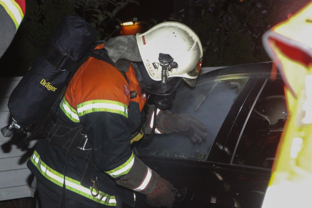 Brandvæsnet i gang med den ene af to biler som i nat blev sat i brand i Holbæk. Foto: Morten Sundgaard - Skadestedsfotograf.dk