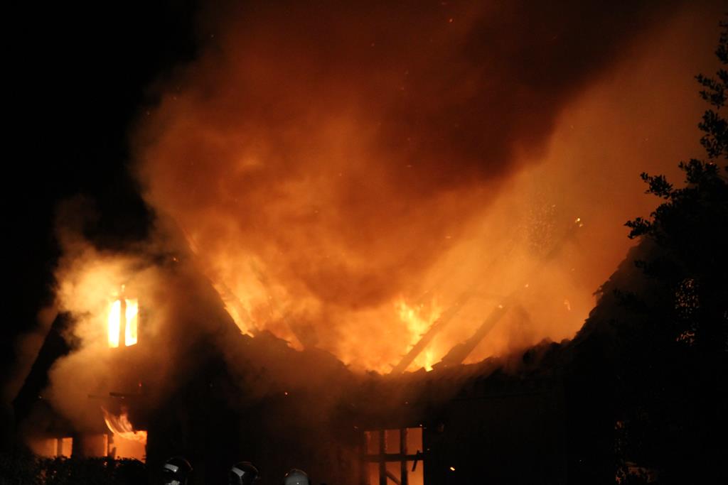 Voldsom brand i nat: Hus nedbrændte  totalt