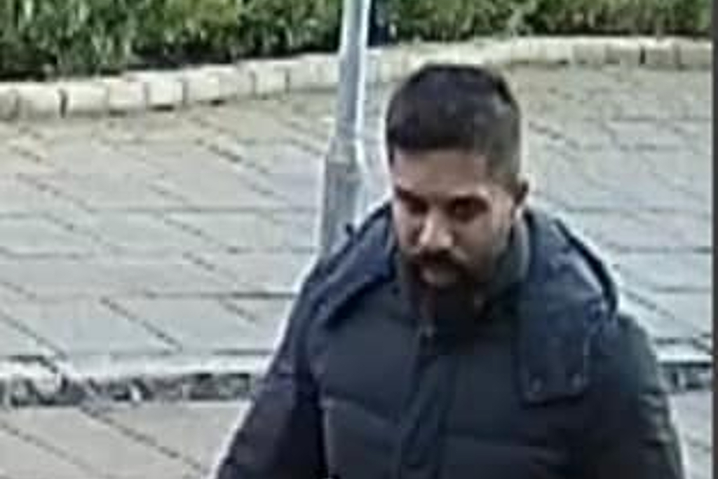 Politiet efterlyser denne mand for vold mod en 13-årig dreng.(Københavns Vestegns Politi).