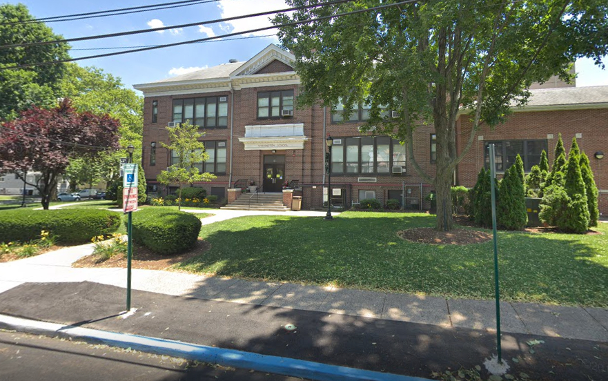 Det var her på Washington School i Rutherford, N.J. at en skoleinspektør blev stukket ned. Foto: Google Streetview.