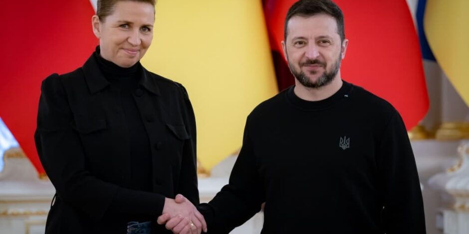 Mette Frederiksen i Kyiv: Skal drøfte luftforsvar med Zelenskyj