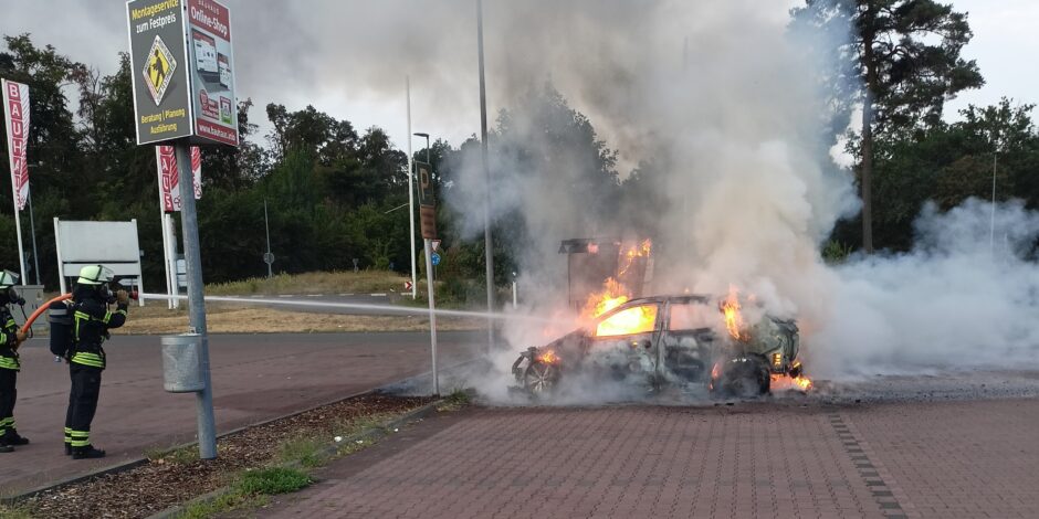 Elbil brød i brand under opladning