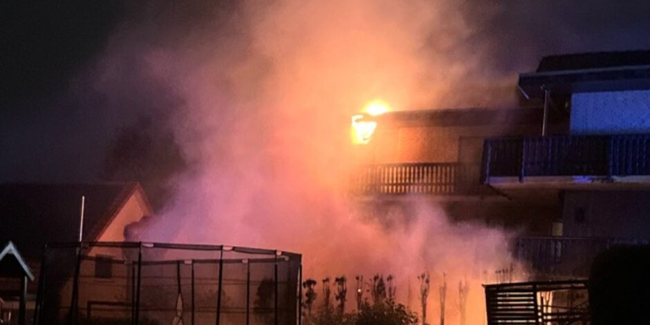 Voldsom brand i boligejendom